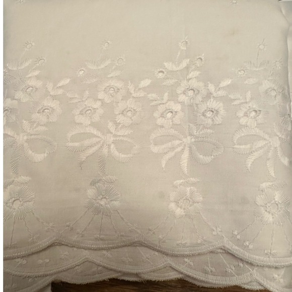 Vintage White Cotton Eyelet Fabric Floral Embroidery Scalloped Edge READ!! - Picture 3 of 4